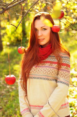 Uzun düz saç elma garde içinde olan Kızıl saçlı kadın
