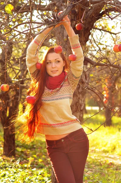 Młoda dama kobieta z długie proste włosy w garde jabłko — Zdjęcie stockowe
