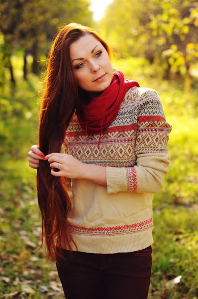 Молодая рыжая женщина с длинными прямыми волосами в яблочном гарде — стоковое фото