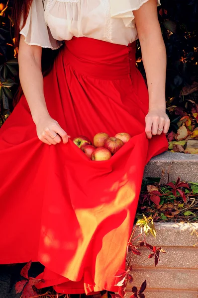 Femme en rouge cueillette de pommes — Photo