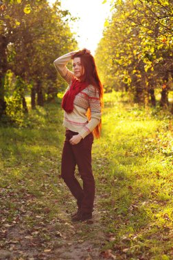 Uzun düz saç elma garde içinde olan Kızıl saçlı kadın