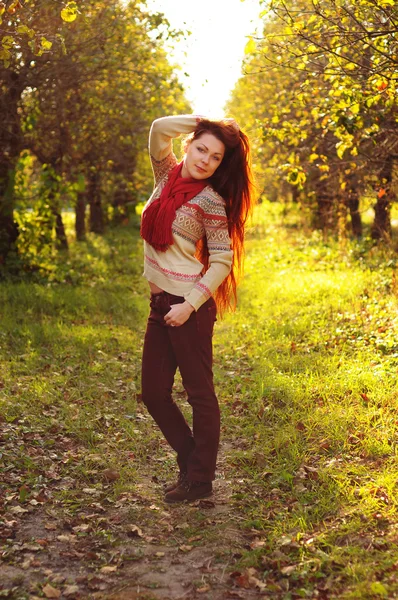 Молодая рыжая женщина с длинными прямыми волосами в яблочном гарде — стоковое фото