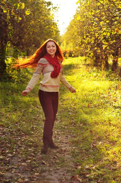 Junge rothaarige Frau mit langen glatten Haaren in der Apfelgarde — Stockfoto