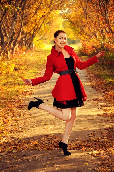 Retrato ao ar livre de jovem ruiva na floresta de outono — Fotografia de Stock