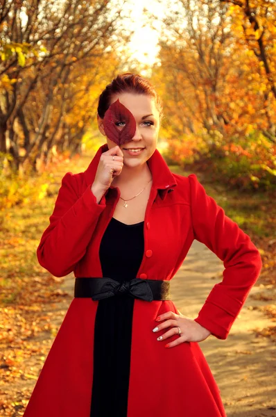 Retrato ao ar livre de jovem ruiva na floresta de outono — Fotografia de Stock