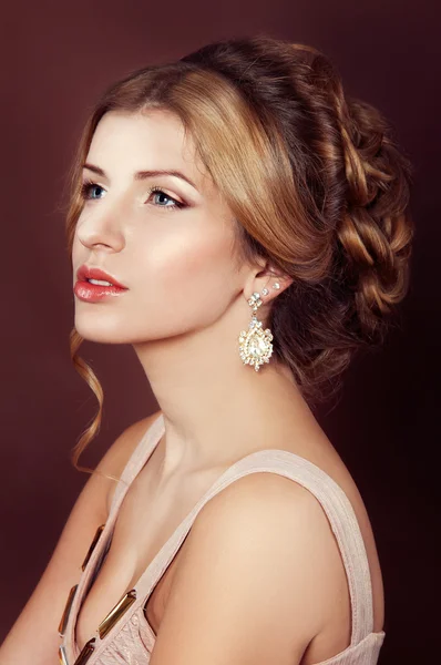 Studio portrait of a beautiful dark blond woman with evening hai — Stock Photo, Image