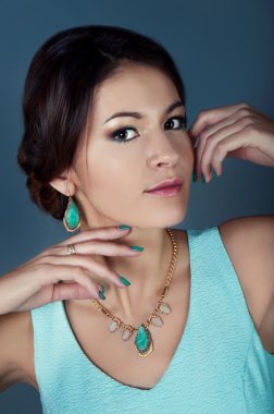 Stüdyo portre güzel esmer deniz mavisi elbise