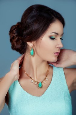 Stüdyo portre güzel esmer deniz mavisi elbise