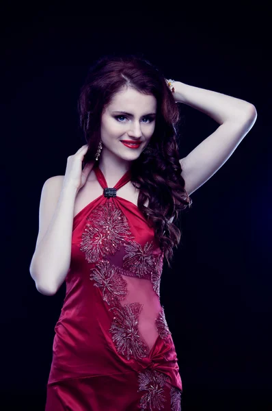 Bella donna dai capelli rossi con lunghi capelli ricci in rosso sera dr — Foto Stock