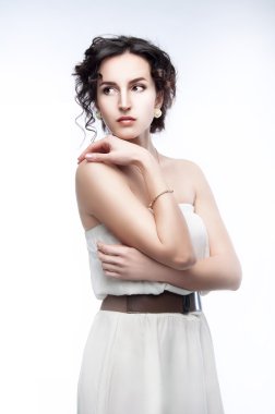 Akşam saç modeli ile güzel bir esmer Studio portresi ve 