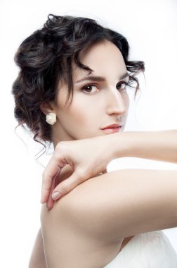 Akşam saç modeli ile güzel bir esmer Studio portresi ve 