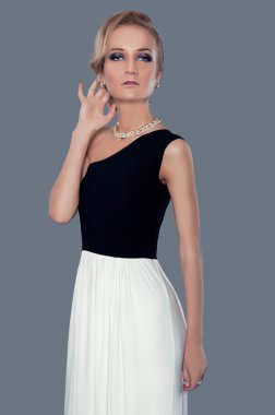 Stüdyo portre güzel sarışın kadının zarif siyah ve w