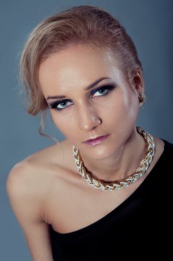 Stüdyo portre güzel sarışın kadının zarif siyah ve w