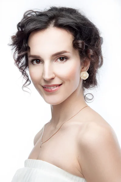 Studio portrait of a beautiful brunette with evening hairdo and — Stock Photo, Image