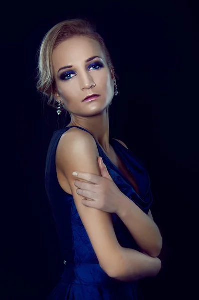 Portret pięknej kobiety blondynka w ciemno niebieska sukienka — Zdjęcie stockowe