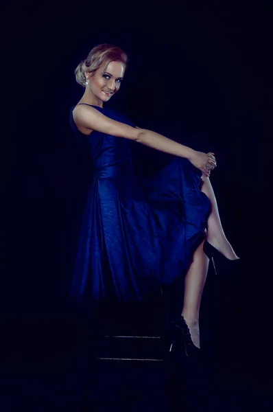 Estúdio retrato de bela mulher loira em vestido azul escuro — Fotografia de Stock