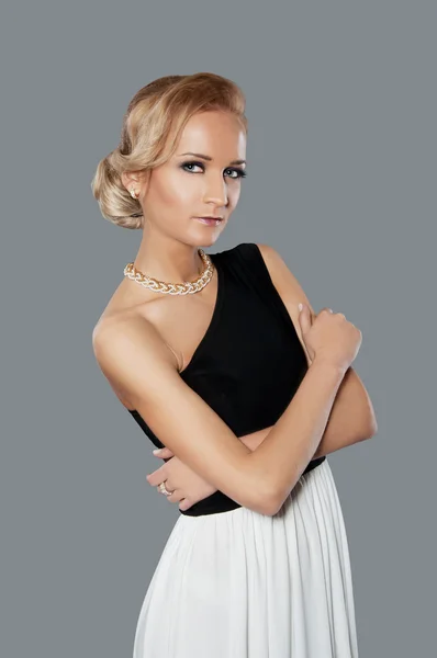 Portret pięknej kobiety blondynka w eleganckie czarne i w — Zdjęcie stockowe