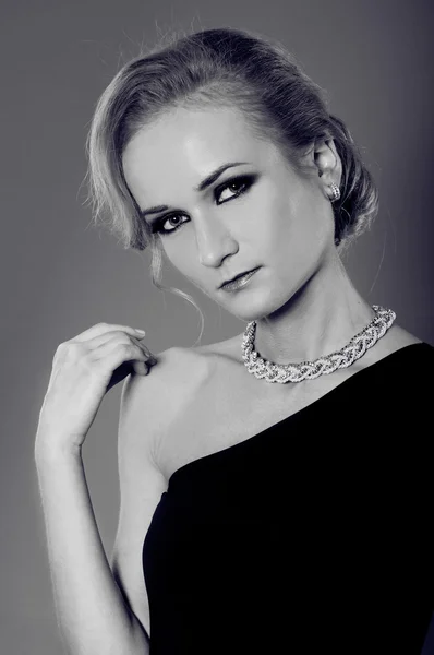 Studio portret van mooie blonde vrouw in elegant zwart en w — Stockfoto