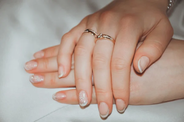 Руки невесты со свадебным маникюром — стоковое фото