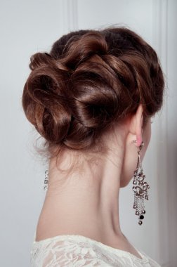 Akşam saç modeli ile zarif kadın portresi stüdyo