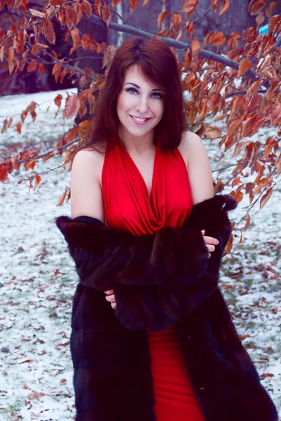 Открытый портрет красивой улыбающейся рыжей женщины в меховой коа — стоковое фото