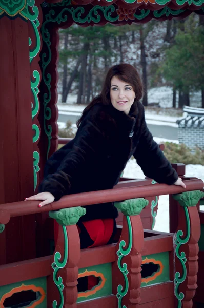 Außenporträt der schönen lächelnden rothaarigen Frau im Pelz — Stockfoto