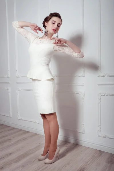 Retrato de estúdio de mulher elegante em vestido de cocktail branco — Fotografia de Stock