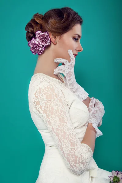 Bella signora in abito bianco su sfondo turchese — Foto Stock