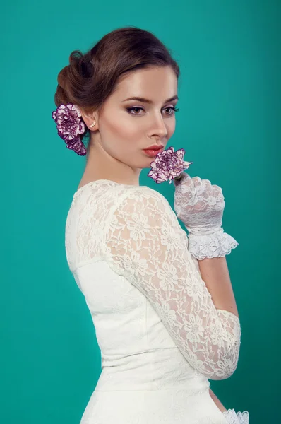 Hermosa dama en vestido blanco sobre fondo turquesa — Foto de Stock