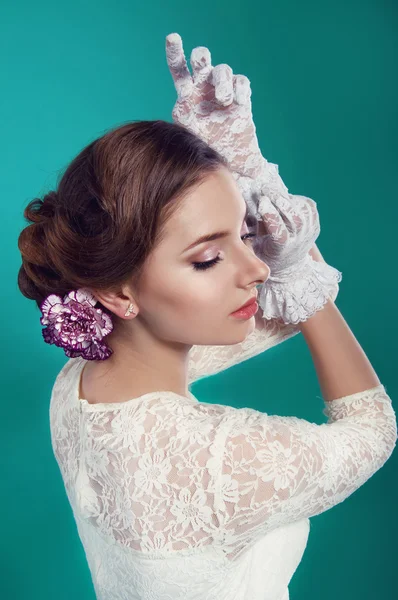 Bella signora in abito bianco su sfondo turchese — Foto Stock