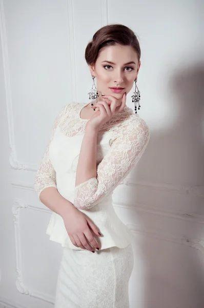 Portrait studio de femme élégante en robe de cocktail blanche — Photo