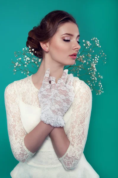 Mulher bonita em vestido branco no fundo turquesa — Fotografia de Stock