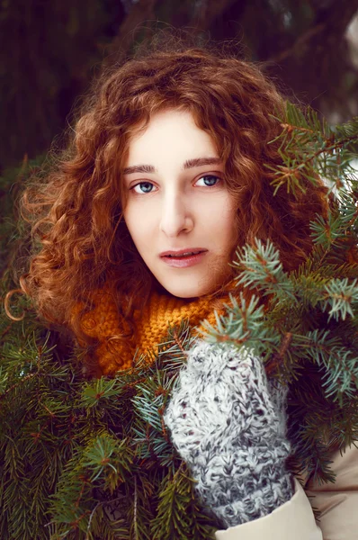 Attraktive junge Frau mit lockigem Haar in der Nähe von Kiefer — Stockfoto