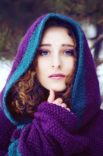 Таинственная молодая женщина в фиолетовом плаще с капюшоном — стоковое фото