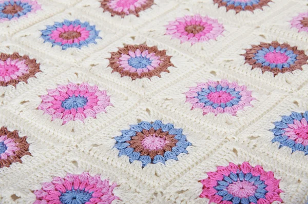 Granny квадратное одеяло в розовом, синем и коричневом — стоковое фото