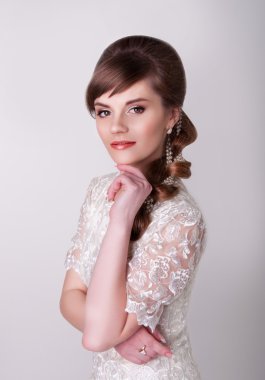 Retro saç modeli, geri penye ve bezelye ile güzel genç gelin