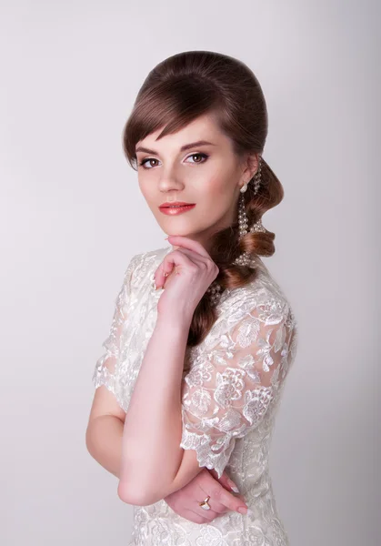 Beautiful young bride with retro hairstyle, back combing and pea — Stock Photo, Image