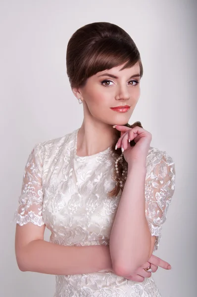 Belle jeune mariée avec coiffure rétro, peignage du dos et pois — Photo