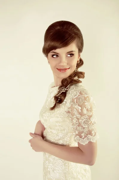 Beautiful young bride with retro hairstyle, back combing and pea — Stock Photo, Image