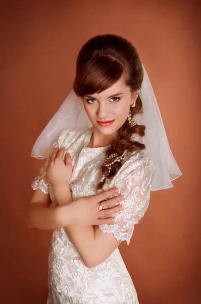 Beautiful young bride with retro hairstyle, back combing and pea — Stock Photo, Image