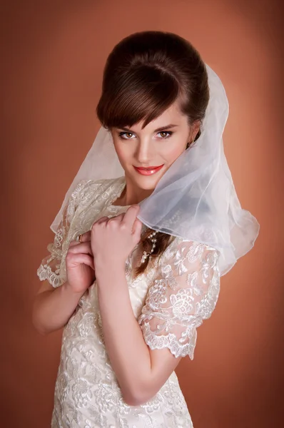 Beautiful young bride with retro hairstyle, back combing and pea — Stock Photo, Image