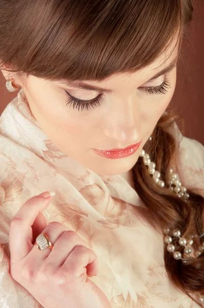 Mooie jonge bruid met retro kapsel. — Stockfoto