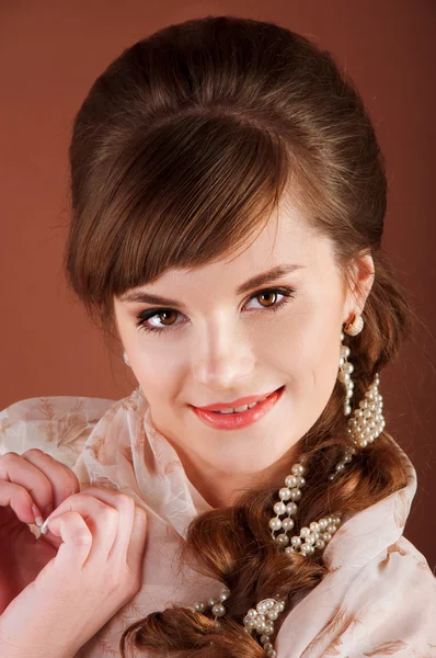 Beautiful young bride with retro hairstyle, back combing and pea — Stock Photo, Image