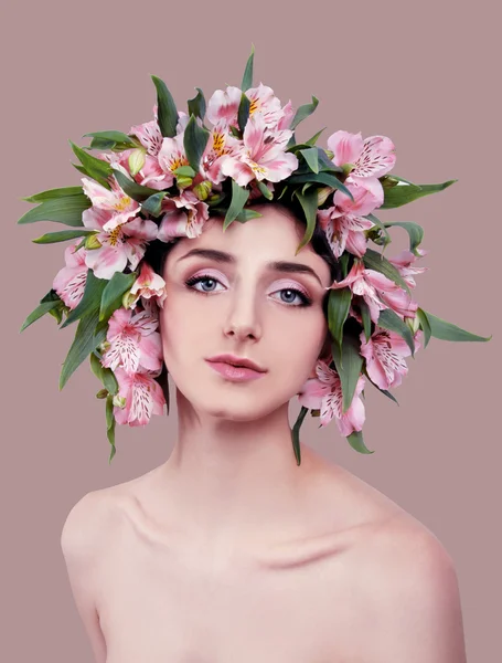 Pembe çiçekler kafasına giyen genç kadın — Stok fotoğraf