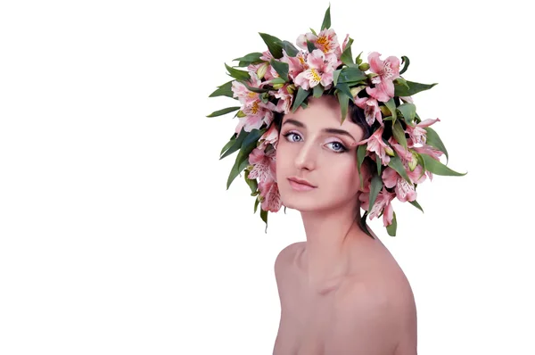 Mujer joven con flores rosadas en la cabeza Fotos de stock libres de derechos