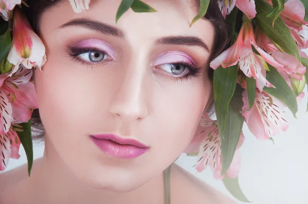 Menina com coroa de flores. Mulher branca com olhos grisalhos e sobrancelha — Fotografia de Stock