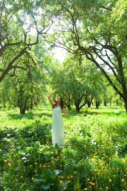 Beyaz uzun elbiseli kadın