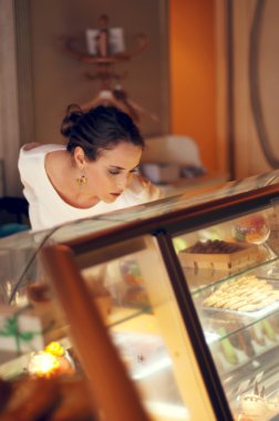 Genç kadın Dükkanı ekran içine arıyorum 