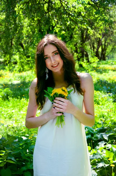 Frau in einem langen weißen Kleid — Stockfoto