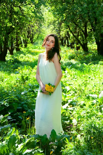 Frau in einem langen weißen Kleid — Stockfoto